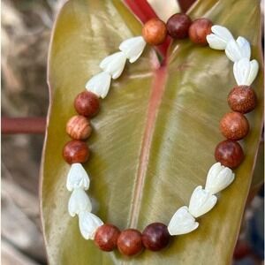 Sandalwood Iliahi Mother of Pearl Shell Pikake Flower Beaded Stretch Bracelet